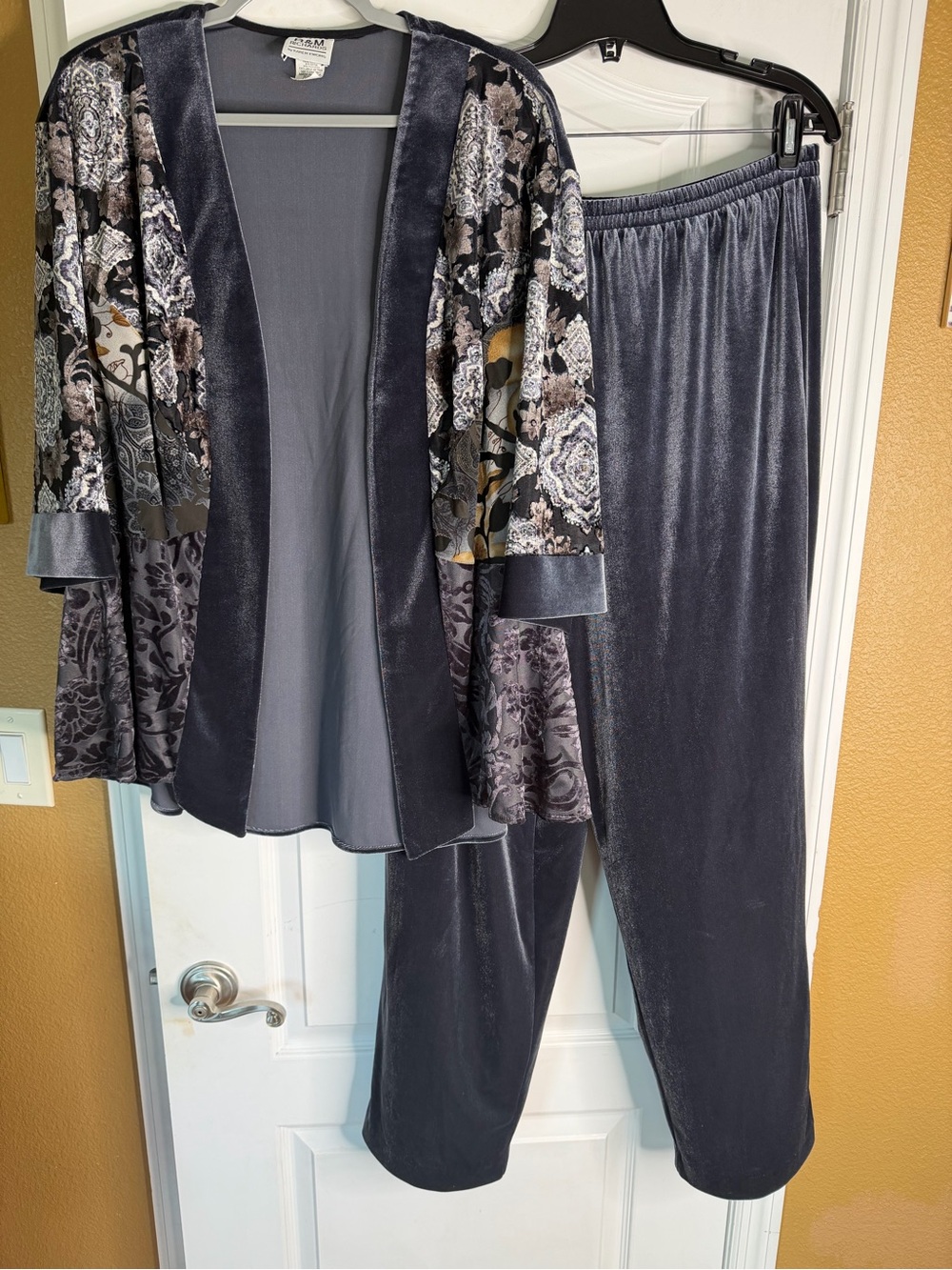 R&M Richards Vintage Two-Piece Velvet Pantsuit in Gray Floral Burnout. Size 16